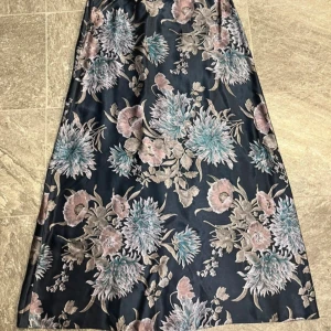 Fin långkjol - Står inget märke, fint skick. Längden är 96 cm och midjebredden är 36 cm. 