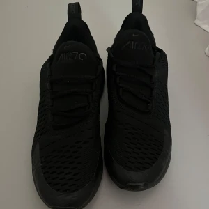 Nike air 270 svart - Säljer mina gamla Nike air 270 skor. Knappt använda. Är i bra skick och ser nästan nya ut. Original pris 1849kr. Säljer för 300kr. Vill bara bli av med dom, kommer inte till användning. 