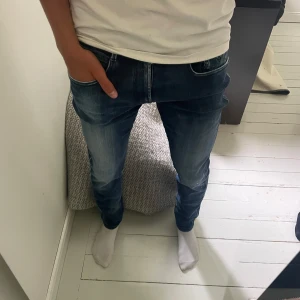 Replay Anbass Hyperflex - Tjena! Säljer dessa Replay Anbass hyperflex i ett mycket fint skick✔️ Storlek 31✔️ Mitt pris 449 Nypris 1600kr