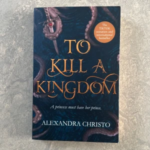 To Kill A Kingdom - Boken är läst och är på engelska. Den är en aning kantlös vilket syns på bilderna men annars är det i fint skick.