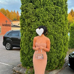 Oh Polly klänning - En beige/gammeldags rosa oh polly klänning i jättefint skick. Endast använd ett fåtal timmar. Strl 36