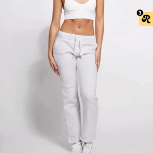 Russemerch byxor  - Säljer mina Russemerch mjukisbyxor i stl xxs då dem var för korta. Super sköna och använda en gång! Kom privat för egna bilder! 🤍