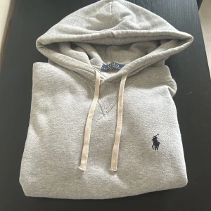 Grå hoodie från Polo Ralph Lauren - [Populär/eftertraktad hoodie ifrån polo ralph lauren] [Ny pris ~2100kr mitt pris 849kr] [Storlek S] [Snörena har gått upp enkelt att fixa därav priset] Hör gärna av dig för andra bilder eller frågor!💫