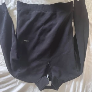 Svart half zip sweatshirt från Soulland - Svart halfzip sweatshirt från Soulland i storlek medium. Nypris ca 1700 mitt pris 900