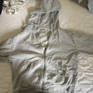 grå zip hoodie - grå zip hoodie från cubus 