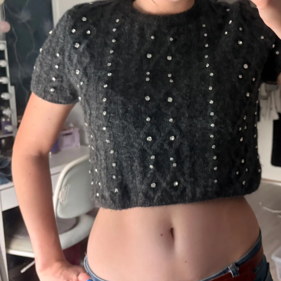 Utsmyckad kort stickadtröja