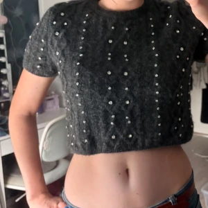 Utsmyckad kort stickadtröja - Snygg tröja från Zara men små diamant pärlor