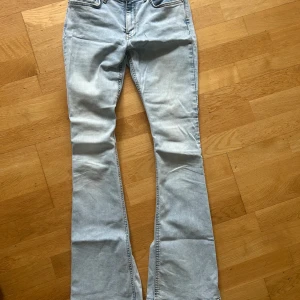 Ljusblå bootcut jeans - Säljer ett par ljusblå lågmidjade jeans med bootcut-modell. Knappt använda och super smygg passform! 
