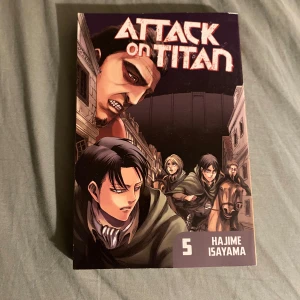Attack on Titan 5 - Spännande manga med action, mysterier och episka strider mot jättar! Perfekt för dig som gillar intensiva berättelser och coola illustrationer. Upptäck kampen för mänsklighetens överlevnad i denna populära serie.