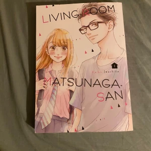 Living-Room Matsunaga-san - En charmig manga om high school-tjejen Miko som flyttar in i ett boarding house fullt av unika karaktärer. Perfekt för dig som gillar romantik, humor och slice-of-life med en modern twist!