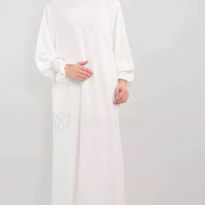 Vit abaya  - En stilren vit abaya med vida, långa ärmar och smockdetalj vid ärmsluten. Abayan är köpt på Tulipfashion. Jag har kortat abayan så den passar längden 155-165 cm. 