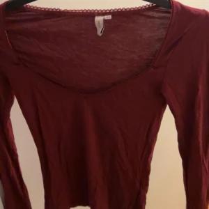 Vinröd långärmad topp från Nelly - Vinröd långärmad topp från Nelly i storlek xxs🩷 använd 1gång så i jättefint skick 