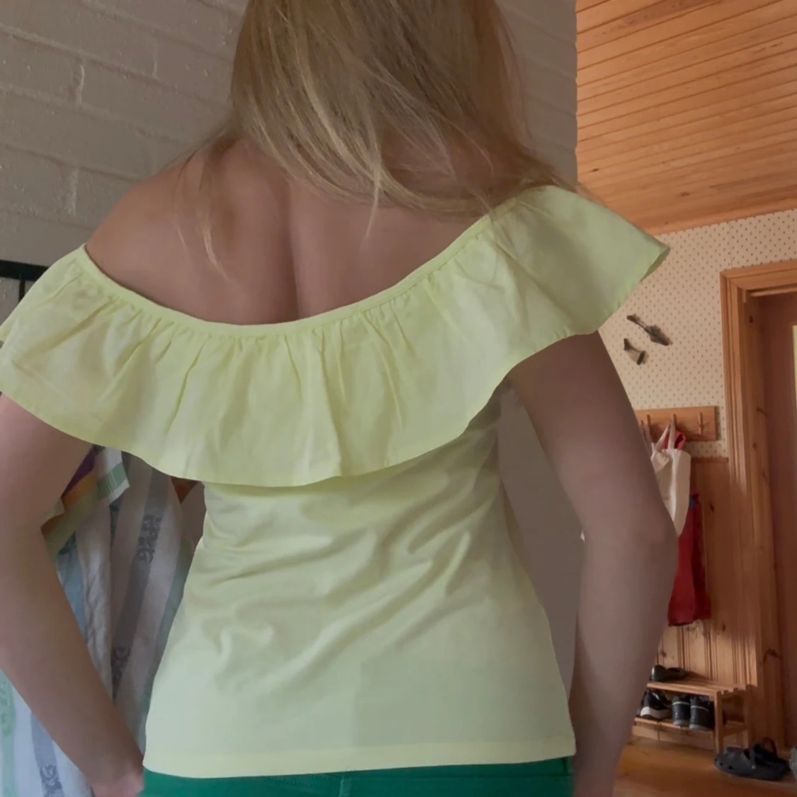 Ljusgul offshoulder volangtopp - 3