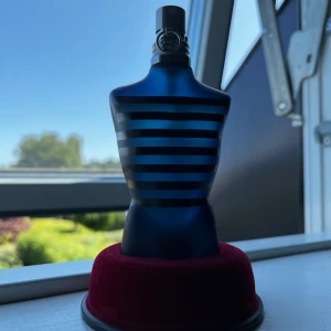 Jean Paul Gaultier Ultra Male 75ml - Jean Paul Gaultier Ultra Male Eau de Toilette Intense i 75 ml flaska. Flaskan har en ikonisk mörkblå kropp med svarta ränder och metallisk spraykork. Kommer i en svart metallburk med röd text. En maskulin och modern doft med snygg design.✨Parfymen är knappast använd, ungefär 73-74ml kvar i den. Jean Paul Gaultier Ultra Male är en väldigt exklusiv parfym som är ganska svår att få tag i. Den ända butiken jag hittade med denna parfymen i lager kostade 1400 Svenska kronor.💰Men hos Doftkällan 699kr!👍