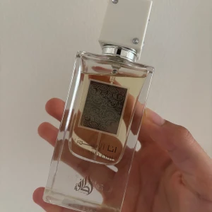 Lattafa Ana Abiyedh - Hej! | Säljer en parfym från Lattafa med en fin och fruktig doft prefekt för dig som gillar söta och somriga dofter! Den innehåller ca 59 ml / 60 ml