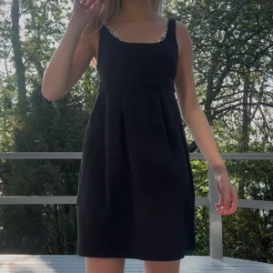 Snygg klänning  - Svart kortklänning  😍