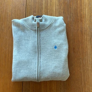 Beige Morris Zip  - Denna stilrena Morris Zip tröjan är i storlek L men passar även M. Tröjan kommer i färgen beige med ett blått emblem. Hör gärna av dig för mer frågor och pris. Pris kan absolut diskuteras vid snabb affär! 