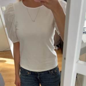 Blus med fluffig ärm - Superfin blus från H&M divided med fluffig ärm. Använd en gång. Perfekt på sommaren, tunn och luftig. Tveka inte på att fråga om du undrar något! 💌