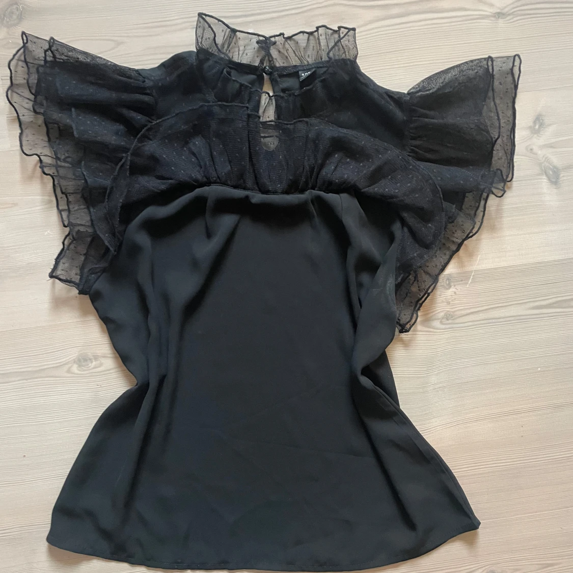 Svart blus med volang och mesh - 2