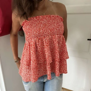 Söt topp/kjol - Supersöt kjol som funkar lika bra som topp, perfekt till sommaren!! Inte använd så mycket och är som ny💕