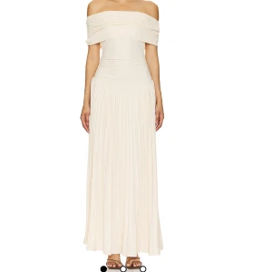 Ljus offshoulder långklänning - Superfin långklänning i ljus ton med offshoulder och plisserad kjol. Klänningen har en elegant och flowy siluett som ger en romantisk vibe. Perfekt för dig som vill sticka ut med en stilren look.