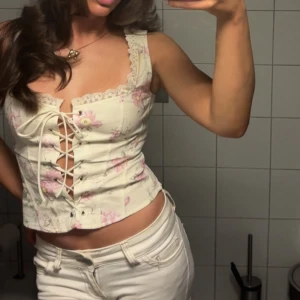 Korsett ifrån Gina tricot - Säljer denna asgulliga fina korsetten då den inte sitter så bra vid bröstet på mig 😐 Jättefint skick. Bara använd en gång. 