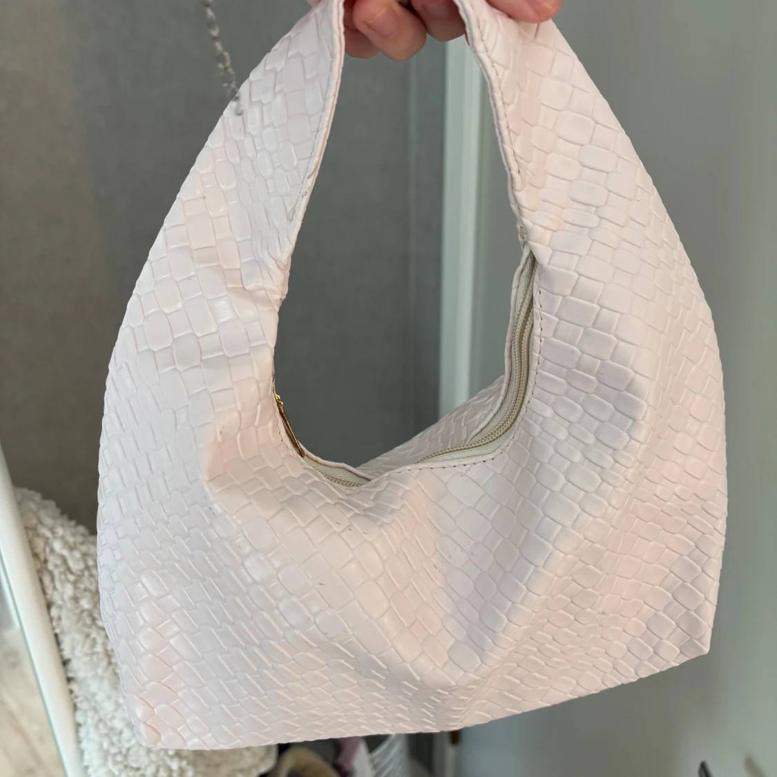 Ljusbeige axelväska med struktur - 3