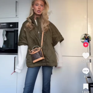 Väst Hm  - Säljer denna populära quiltade dunväst från hm! 💕Den är i Xs men skulle mer säga att den sitter som en S/M. Perfekt till hösten 😘