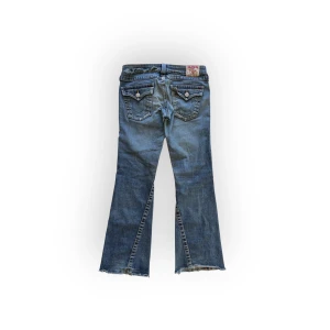 True Religion Joey jeans - Storlek W29 passar S/M. Avklippta längst ned, slitningar och hål. Midja 39 cm 💗