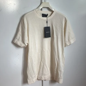 Massimo Dutti T-shirt - Massimo Dutti T-shirt i storlek S. Cond 9.5/10. Mycket stilren och perfekt nu inför sommaren. Nypris 400, vårat pris 350. Hör av dig vid minsta lilla fundering!