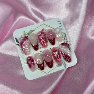 BerryPearl (S);Medium Almond - Snygga gelé press-on naglar i medium mandelform med mix av rosa och vinröda nyanser. Dekorerade med 3D-blommor, pärlor och vita detaljer. Naglarna har  glansig finish, samt coola mönster som prickar och rosetter. Perfekt för dig som vill ha unika och trendiga naglar. I storlek S: 15 mm, 11,5 mm, 12 mm, 11 mm, 9 m