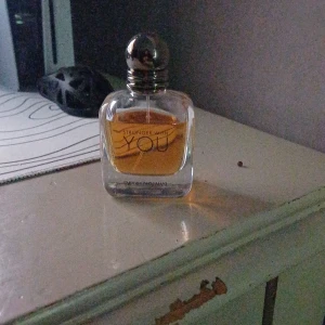 Armani Stronger With You EdT 50ml - Giorgio Armani Stronger With You Eau de Toilette i en stilren, fyrkantig glasflaska med rund, metallisk kork. Parfymen har en varm bärnstensfärgad vätska och rymmer 50 ml. Klassisk och modern doft för dig som gillar exklusiva märken.  De är kanske 40 ml kvar 