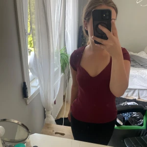 Vinröd ribbad topp från Anna Field - Vinröd ribbad topp från Anna Field. Mycket bra skick. Nypriset är 179kr ungefär❤️