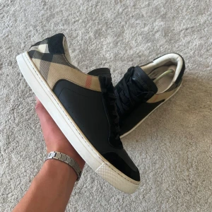Burberry skor - Säljer dessa burbery skor i storlek 44 skick 8/10 -Vårt pris 2150kr Nypris 5600kr  | Ingår endast skorna. Vid minsta lilla fråga eller fundering är det bara att höra av sig ”Kan gå ner i pris vid snabb affär ”