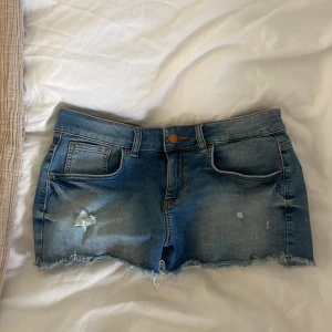 Ltb jeansshorts - Fina jeansshorts från ltb i storlek S💗 kommer inte till användning, så säljer dom. Endast använda 2-5 gånger. Dom har lite strech i sig, så de är väldigt sköna. Super fina sitterperfeckt! Original pris 480kr