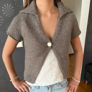 Brun stickad kofta - Superfin brun stickad kofta!💓💕