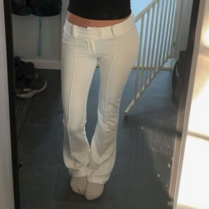 vita kostymbyxor - helt nya! köpta på barnavdelningen så storlek 158, men de passar mig som är 164 och vanligtvis har xs❣️