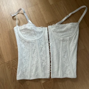 Vit spetskorsett med snörning - Aldrig använd så i nyskick.
