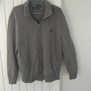 Grå kofta från Polo Ralph Lauren - Säljer en grå kofta från Polo Ralph Lauren i 100% bomull. 