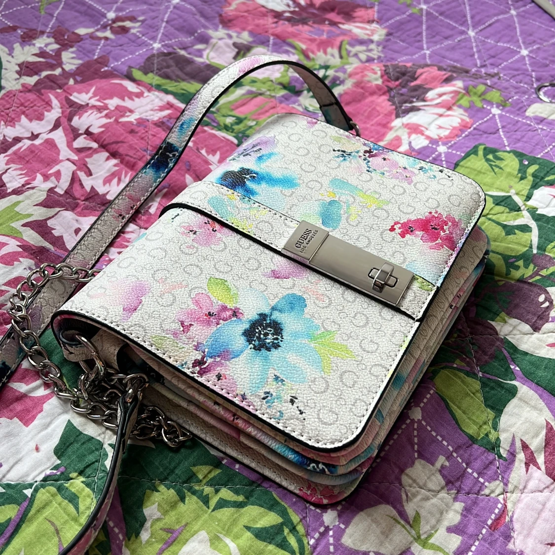 Blommig axelväska från Guess - 2