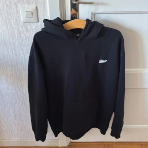 Hoodie från Pull&Bear, STWD tryck - Svart hoodie från Pull&Bear. Väldigt skön och lite oversized. Fortfarande i väldigt fint skick.