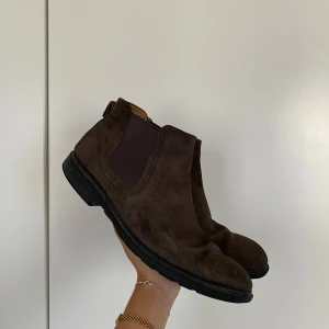 Sebago skor - Skor från Sebago, herr. ”Drake chocolate suede”, slip resistant. Slitna baktill i hälarna, annars OK skick!