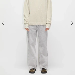 Gråa Beat Jeans från HOPE, storlek 32 - Säljer ett par gråa Beat Jeans från HOPE i storlek 32. Jeansen har en bootcut och lite loose passform med breda ben och klassisk femficksdesign. Materialet är jeans i bomull och färgen är ljusgrå med tvättad look. Perfekta för en avslappnad och trendig stil.