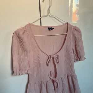 Ljusrosa söt topp med rosettknuttar💓 - Supersöt ljusrosa topp från Gina tricot med puffiga korta ärmar🌸 Nästintill helt oanvänd och passar perfekt för sommardagar🙌🏼