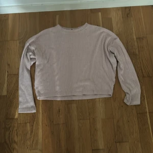 Ljusrosa ribbad långärmad tröja - Säljer en ljusrosa långärmad tröja. Tröjan har en rak och lite croppad passform. Använder inte den längre och skulle vara bra för nån annan💕
