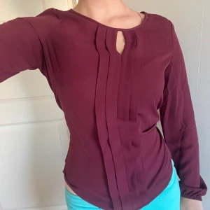 Vinröd blus från Anna Field - Lätt och luftig blus, perfekt för utekvällar. Materialet är lent och genomskinligt. Knappt använt eftersom jag inte hittade rätt tillfälle. Blusen plockar lätt upp fukt.