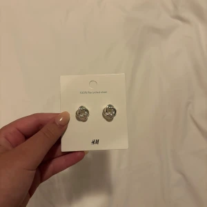 Silver örhängen  - Örhängen från H&M i stål💗