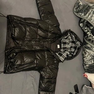 Svart dunjacka från Burberry - I got this jacket as a gift from my cousin in the USA, who had just bought a new Moncler and passed this one on to me. It’s in like-new condition and barely worn — the only reason I’m selling it is because it’s too big for me.  One great feature is that the sleeves can be removed, so it turns into a stylish vest for warmer days. I’m not looking to make a big profit — just want it to go to someone who can actually use it!