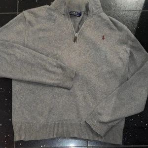 Ralph Lauren tröja - Säljer en riktigt snygg grå Ralph lauren zip-tröja i storlek Medium. 
