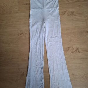 Vita yoga pants från Gina Tricot - Vita yoga pants gjorde av mjukt material. Använd en gång! Har inga fläckar eller defekter. Är lite genomskinliga men ingenting som syns om man har ljusa underkläder. 